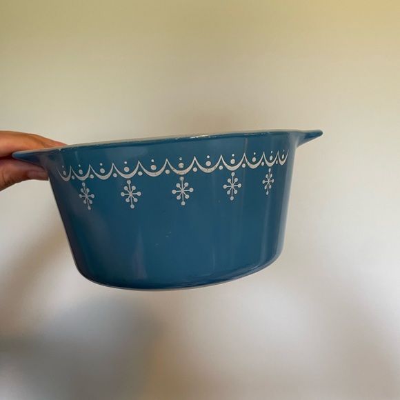 Pyrex Snowflake Garland Casserole Dish - Picture 4 of 7